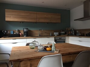 Réfrigérateur, four à micro-ondes, un four, surface de cuisson