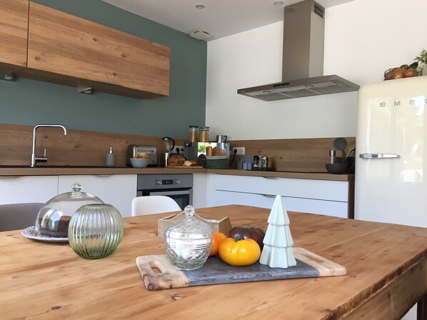 Réfrigérateur, four à micro-ondes, un four, surface de cuisson