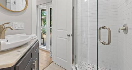 The Lovebird-sleeps 3! Great value on Sanibel-walk to dining, shops and Historic East End Lighthouse
