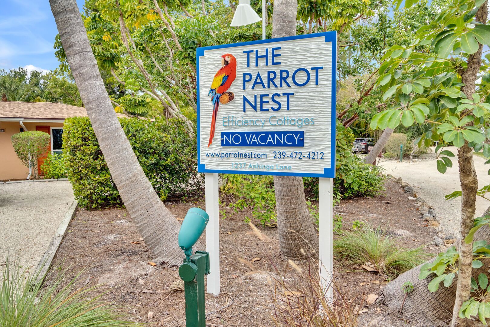 Schild für The Parrot Nest, ein Effizienz-Cottage ohne freie Zimmer.