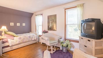 Trillium Room | 1 bedroom, individually decorated, individually furnished, travel cot