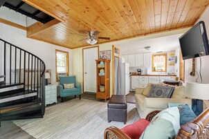 The Cottonwood Carriage House | Zona de estar | Una televisión de pantalla plana