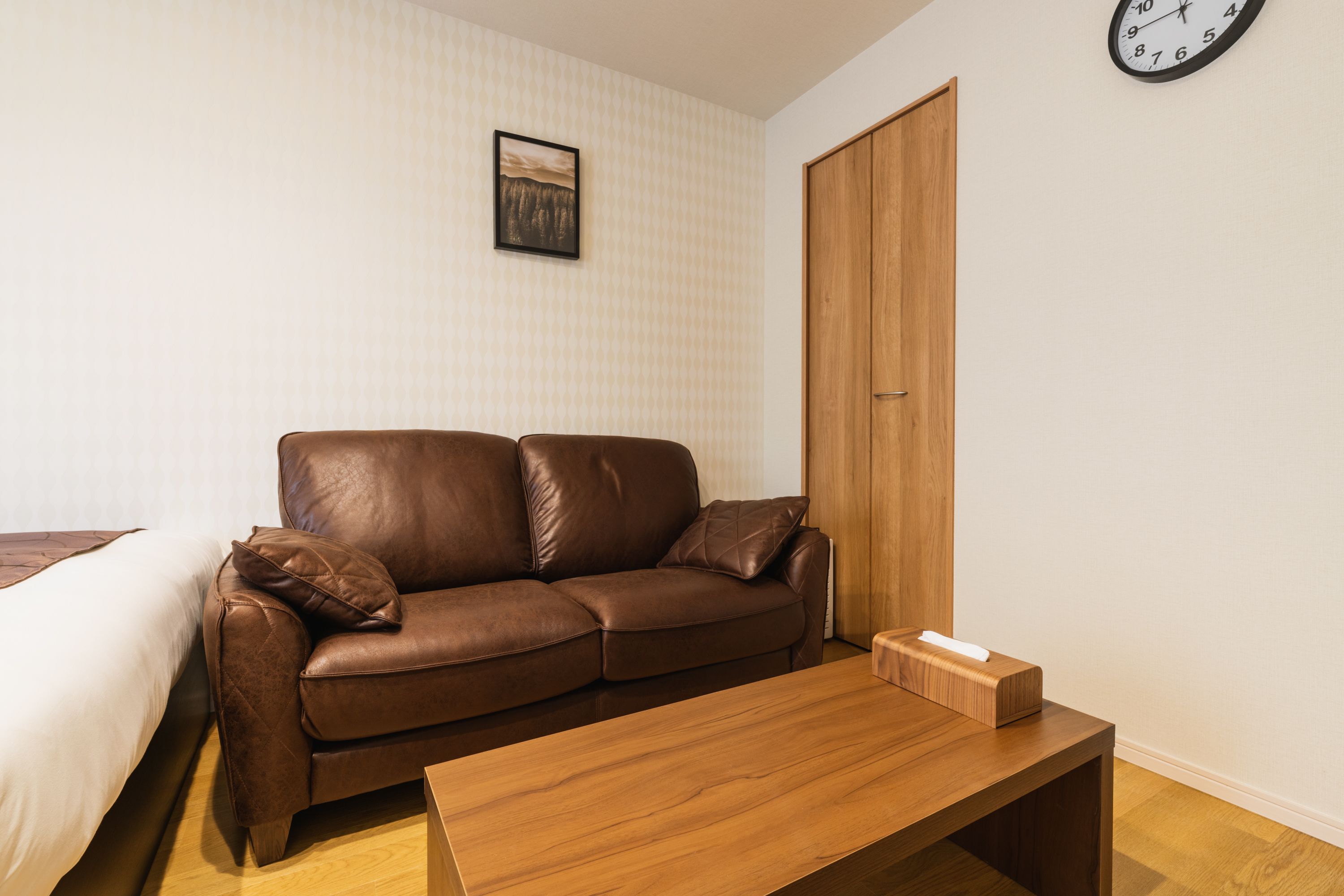 standard b, non smoking | living area | flat-screen tv