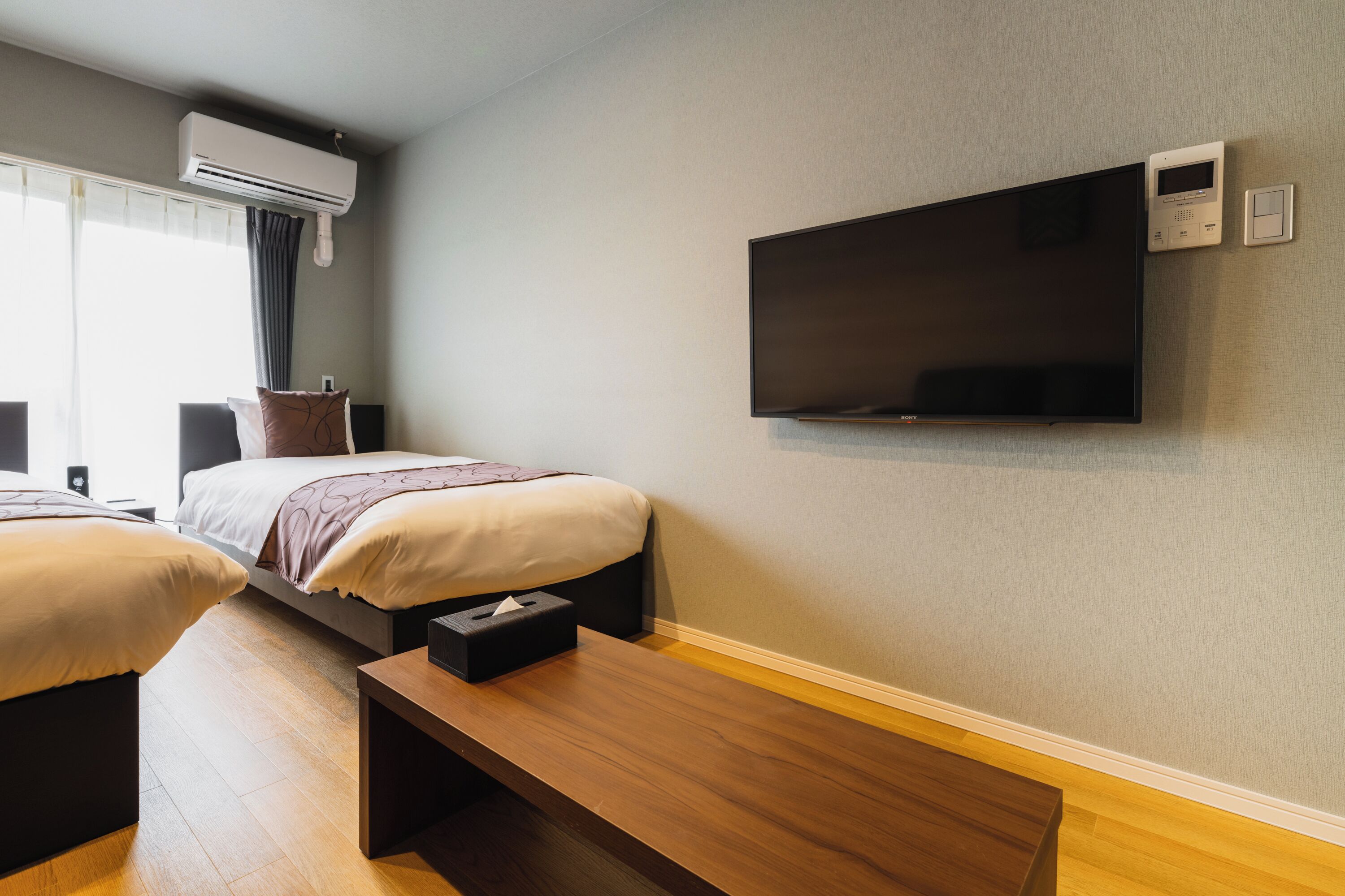 desk, free wifi, bed sheets