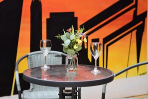 Outdoor dining - Modern Apartment with WiFi in great location. (Belfast)