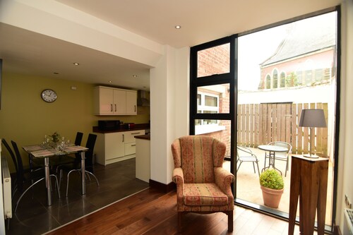 Modern Apartment with WiFi in great location.