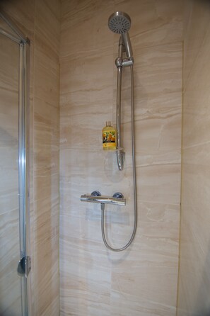 Shower, hair dryer, towels, soap - Modern Apartment with WiFi in great location. (Belfast)