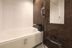 Baignoire et douche séparées, articles de toilette gratuits