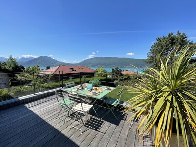 Maison Veyrier, 150m from the lake, breathtaking view of the lake and mountains, sleeps 10