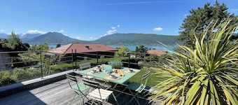 Maison Veyrier, 150m from the lake, breathtaking view of the lake and mountains, sleeps 10