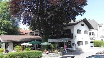 Parkplätze auf dem Gelände, Ladestation für Elektroautos