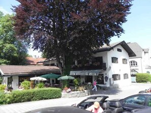 Third-party on-site parking, electric car charging point - Double room 80,00 € - House Tremmel (Rottach-Egern)