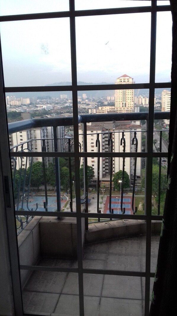Enjoy the city view from this high-rise room with a view of the cityscape, road, and playground.