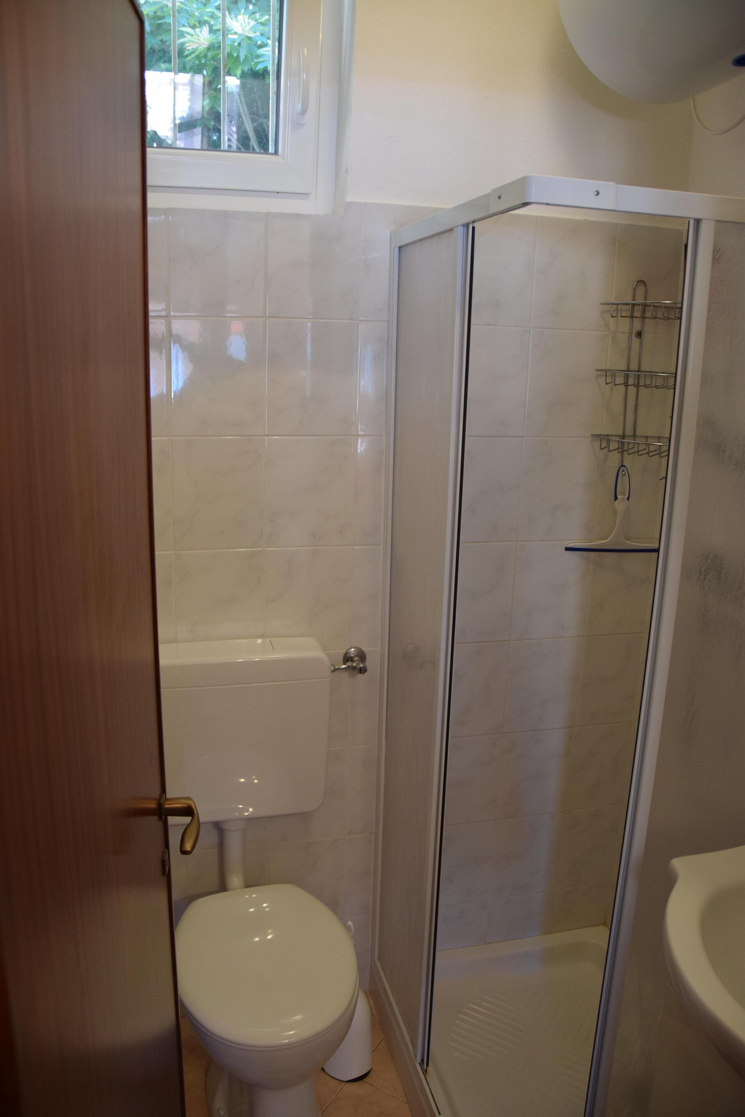 Haartrockner, Handtücher, Seife, Toilettenpapier