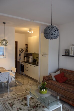 TV, libri, biblioteca musicale, impianto stereo