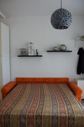 1 bedroom, bed sheets