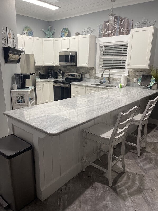 冷蔵庫、電子レンジ、オーブン、コンロ