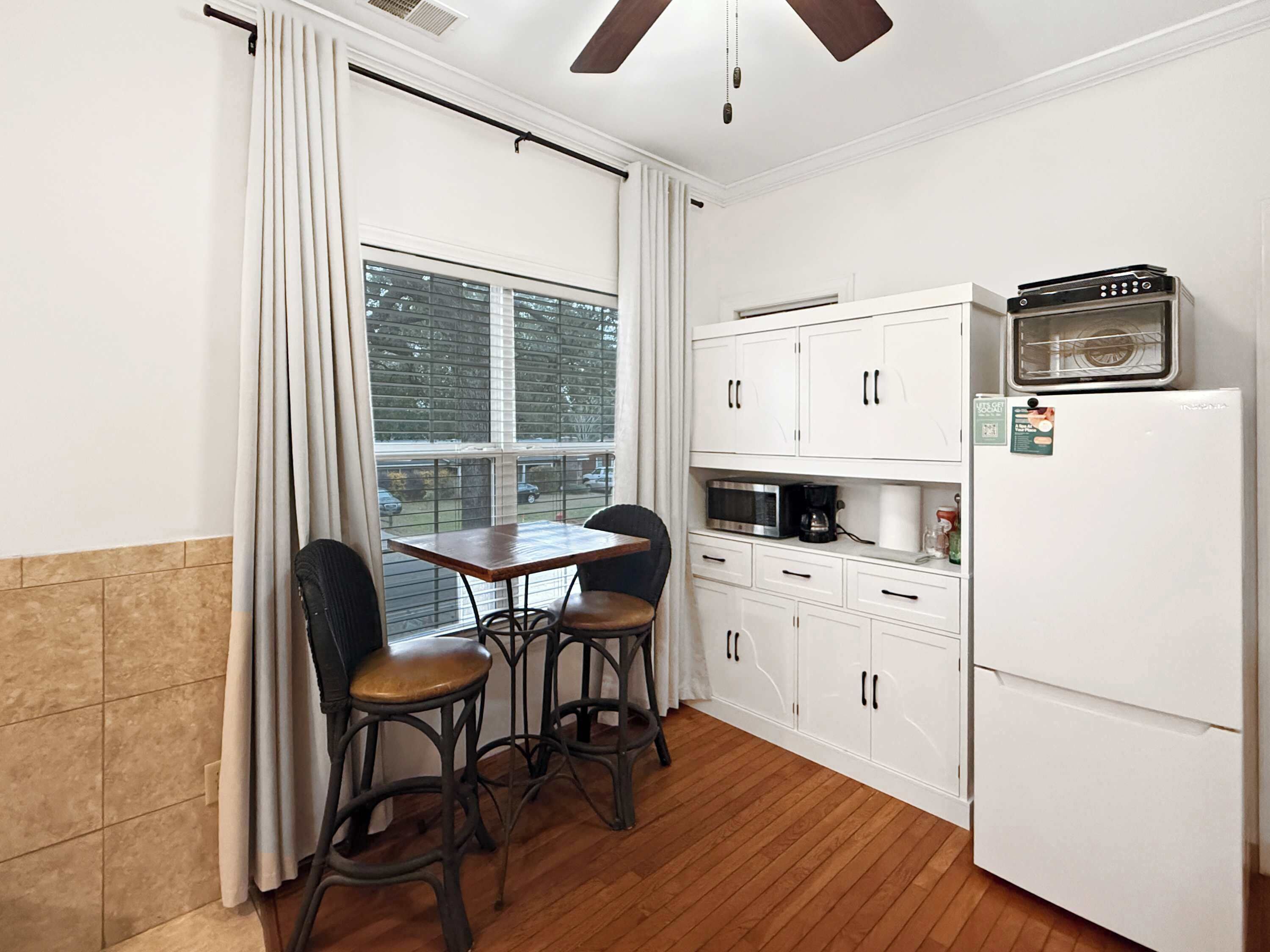 Fridge, microwave, dishwasher, coffee/tea maker
