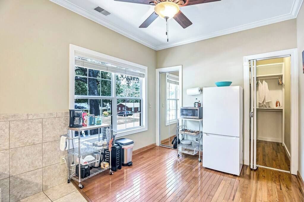 Kjøleskap, mikrobølgeovn, oppvaskmaskin og kaffetrakter/tekoker