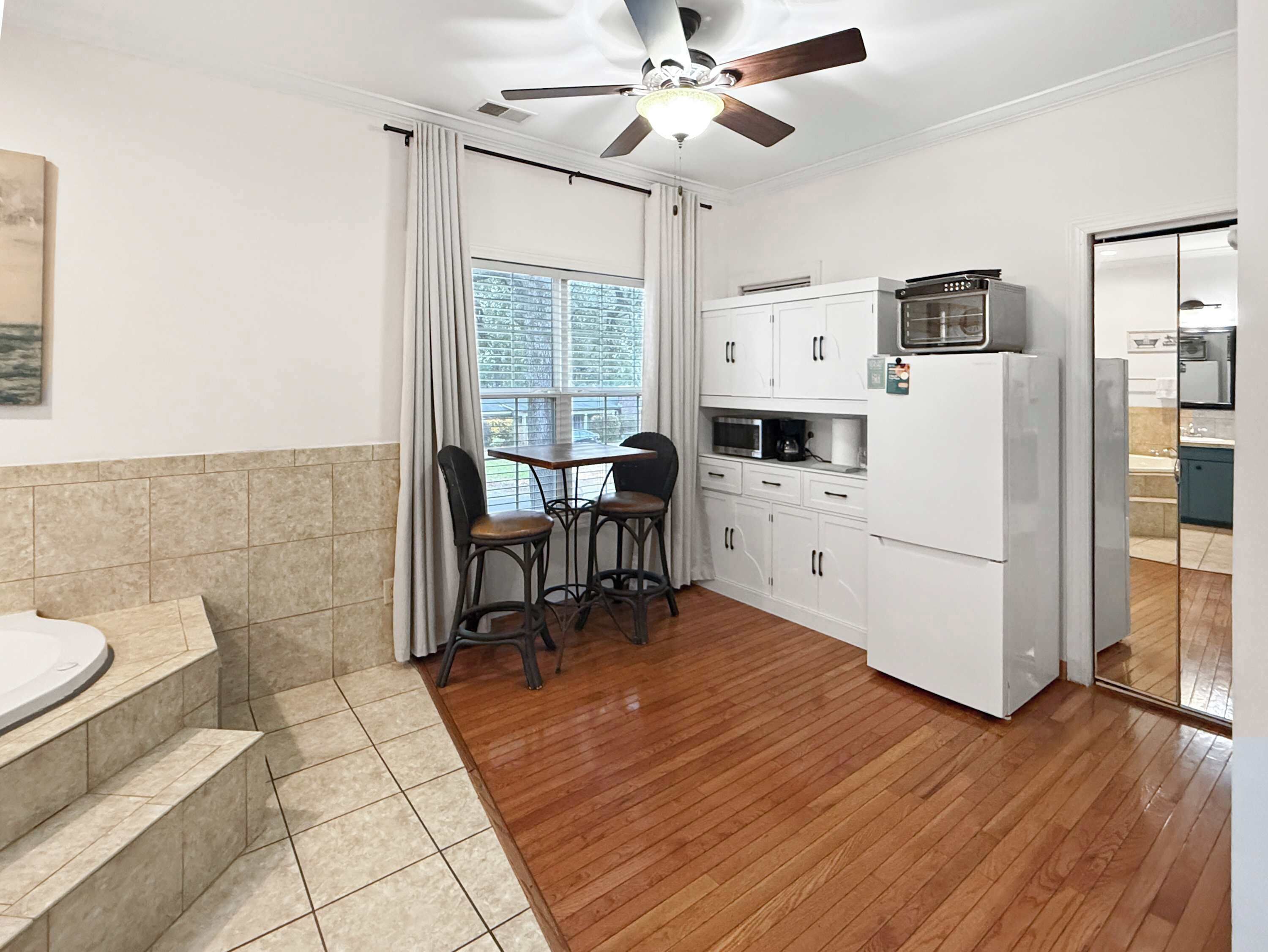 Kjøleskap, mikrobølgeovn, oppvaskmaskin og kaffetrakter/tekoker