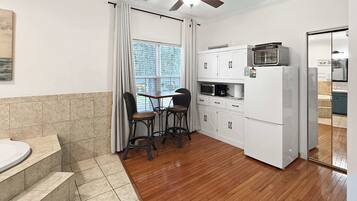 Kjøleskap, mikrobølgeovn, oppvaskmaskin og kaffetrakter/tekoker