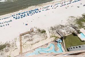 Plage, chaises longues, serviettes de plage