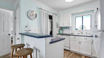 Frigorífic, microones, forn i placa de cuina