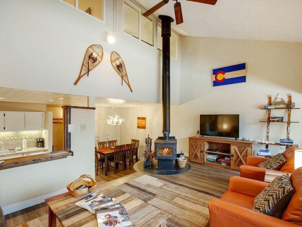 Älytelevisio, DVD-soitin, kirjoja, videokirjasto