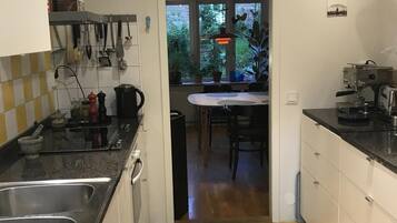 Kylskåp, mikrovågsugn, ugn och spishäll