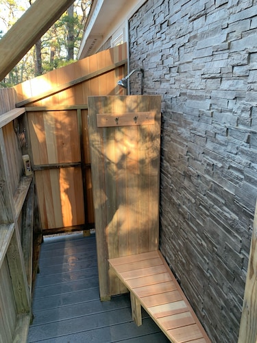 Cozy cottage 3/4 mile from Oak Bluffs harbor