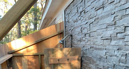 Cozy cottage 3/4 mile from Oak Bluffs harbor