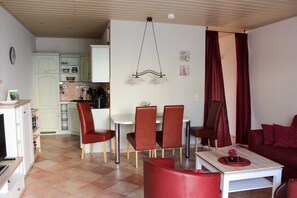 A compact living space with a dining area, kitchen, and seating area. - Potthoff Vacation Rental - GM 69677 - Potthoff Vacation Rental (Graal-Müritz)