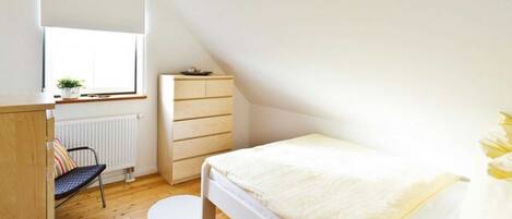 4 bedrooms, travel crib, WiFi