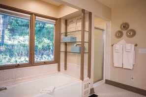 Combined shower/tub, hair dryer, towels