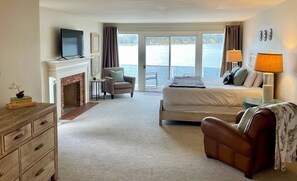 4 bedrooms, desk, iron/ironing board, travel crib