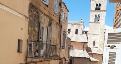 Location d'un studio en Haute-Ville Ă Bonifacio
