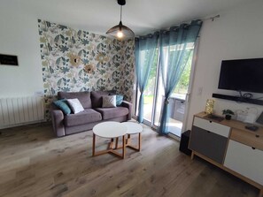 Télévision, livres, chaîne hi-fi