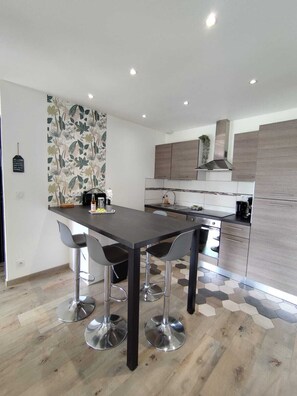 Réfrigérateur, micro-ondes, four, plaque de cuisson