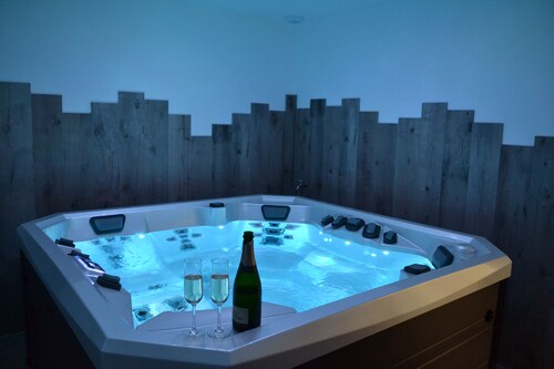 LES BULLES D'EMERAUDE cottage with private indoor jacuzzi