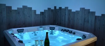 Sommerhus LES BULLES D'EMERAUDE med privat indendørs jacuzzi