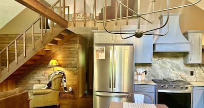 Cozy 2 bed/ 2 bath cabin with loft -SLEEPS 8- only 10 minutes to Town Square!