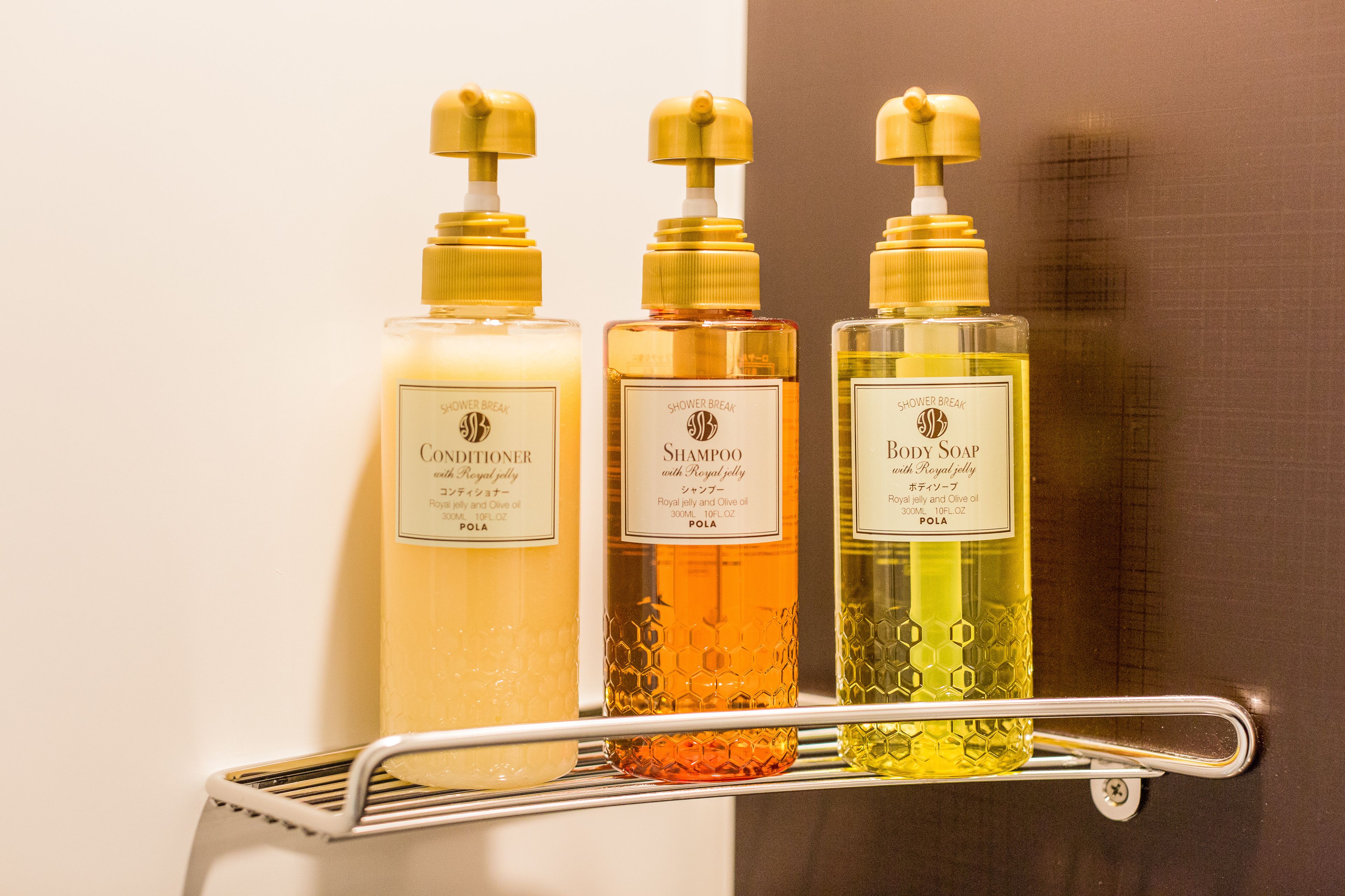 separate bathtub and shower, free toiletries, hair dryer