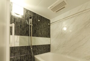 Separat badekar og bruser, gratis toiletartikler, hårtørrer