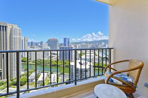 Property grounds - Partial Ocean View, Washlet, AC, Washer/Dryer, FREE Wi-Fi and Parking! (Honolulu)