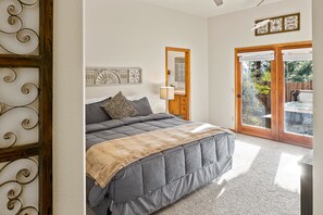3 bedrooms, desk, iron/ironing board, travel cot - Beautiful Custom Home Steps Away From Red Rock Trails With A Relaxing Hot Tub! (Sedona)
