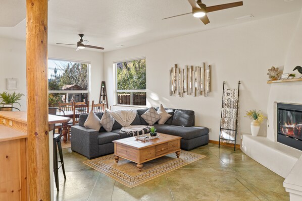 Älytelevisio, takka, videopelejä, kirjoja