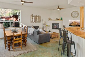 Smart TV, fireplace, video games, books - Beautiful Custom Home Steps Away From Red Rock Trails With A Relaxing Hot Tub! (Sedona)