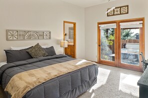 3 makuuhuonetta, työpöytä, silitysrauta/-lauta, vauvan matkasänky