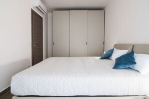 1 bedroom, WiFi - GuestHost - Comfortable apartment located on the seventh floor of a modern residence equipped with a lift.In 40 square meters of space it comfortably accommodates 2 people with a double bedroom.Located in the Fonte Laurentina district, near the ring road (Roma)