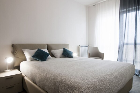 1 bedroom, WiFi - Comfortable apartment located on the seventh floor of a modern residence equipped with a lift.In 40 square meters of space it comfortably accommodates 2 people with a double bedroom.Located in the Fonte Laurentina district, near the ring road, the Cecchi (Roma)